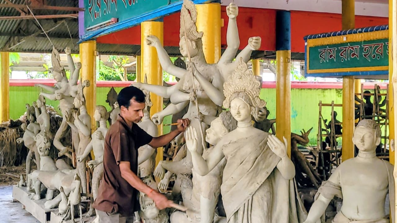 বগুড়ায় মণ্ডপে মণ্ডপে দুর্গাপূজার প্রস্তুতি